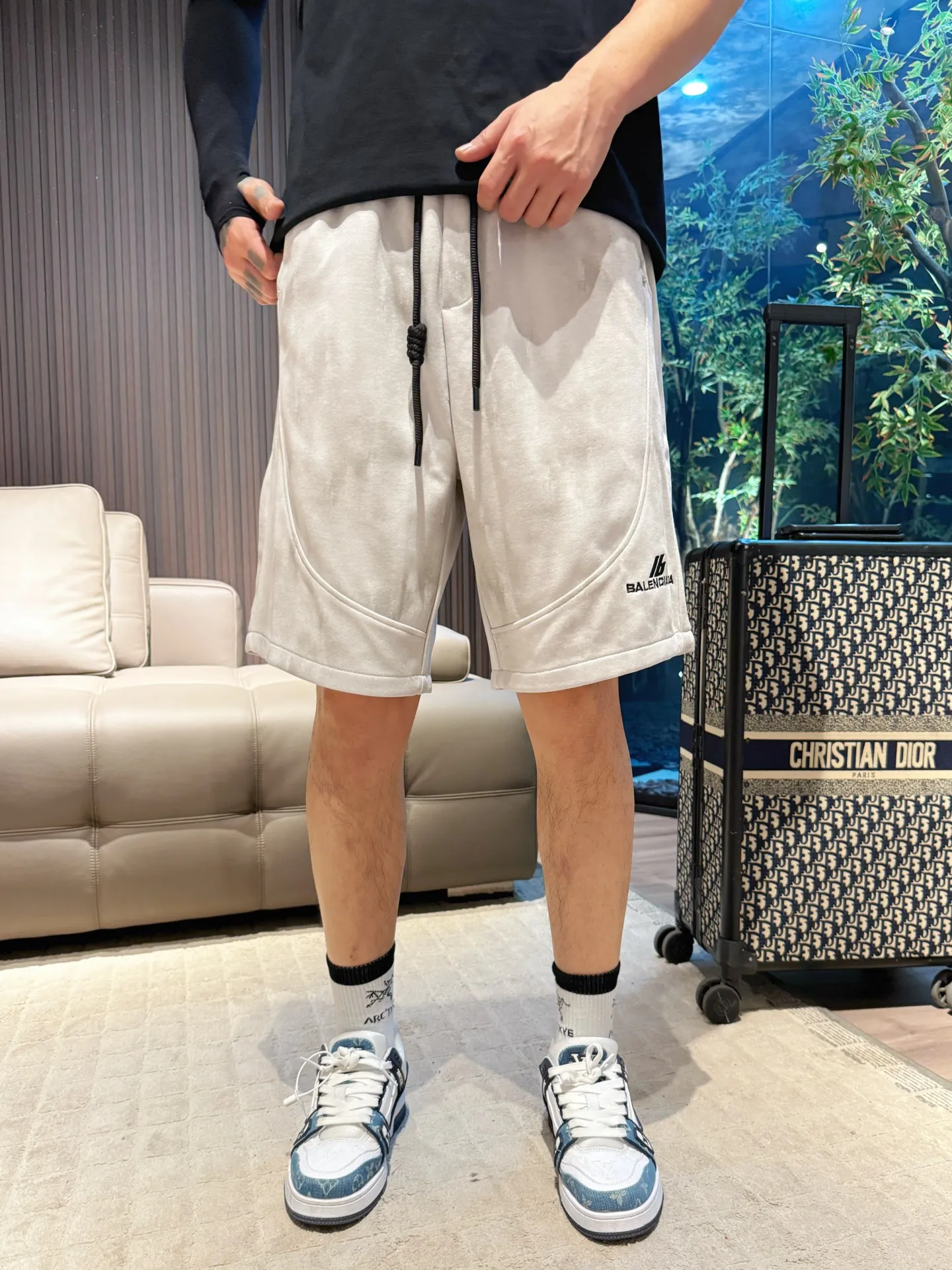 Balenciaga's three-standard complete 2026 summer New Arrival men's casual shorts, advanced custom-made Breathable fabric, Breathable fabric, extremely stretchy and comfortable, impeccable details, top-grade accessories, original logo design concept, delicate and soft feel! The upper body fit is awesome! Size: M-XXXL Please state your height and weight when ordering